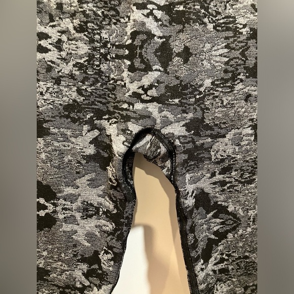 Womens Best brand medium Gray Camouflage Leggings - Picture 6 of 16